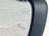 【ブラインドスポットモニター】走行中、ドアミラーの死角になりやすい箇所に後続車が接近するとサイドミラー付近に警告を表示、ドライバーに注意喚起をしてくれます。