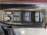 パワーウィンドウのスイッチですよ。 運転席に居ながら窓を開け閉めのコントロールできますよ。 ロック機能で、子供がイタズラして窓を開けるという事も無くなりますよ。