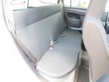 商用車ですので2列目シートのリクライニングは利きませんが、いざと言う時にシートがあると便利ですね。