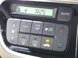 【オートエアコン】一度お好みの温度に設定すれば、車内の温度を検知し風量や温度を自動で調整。暑い&hellip;寒い&hellip;と何度もスイッチ操作をする必要はありません。快適な車内空間には必須の機能ですね♪