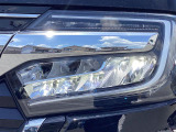 【LEDヘッドライト】悪天候や夜間走行時も良好な視界を確保し安心して運転できる高輝度LEDヘッドライトを装備!点灯速度が早く、消費電力も抑えられています。