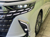 【LEDヘッドライト】悪天候や夜間走行時も良好な視界を確保し安心して運転できる高輝度LEDヘッドライトを装備!点灯速度が早く、消費電力も抑えられています。