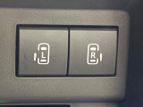 【両側パワースライドドア】スマートキーや運転席のスイッチで後席両側スライドドアの開閉が可能♪電動だから力を入れてドアを開ける必要が無く、小さなお子様でも簡単に開け閉めでき快適です♪