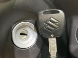 【キーレス】少し離れた場所からでもボタン一つでドアの開錠・施錠ができるのでとっても便利!ドアの鍵穴周りに傷をつけることもありません♪