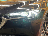 【LEDヘッドライト】悪天候や夜間走行時も良好な視界を確保し安心して運転できる高輝度LEDヘッドライトを装備!点灯速度が早く、消費電力も抑えられています。