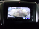 バックカメラの画像です。ガイドラインがスムースな車庫入れをサポートいたします。車庫入れの安心感がアップしますね。