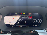 バーチャルコックピットでは、メーターやオーディオ操作、電話選択、地図の確認が可能。パネル内に高解像度の液晶ディスプレイを配置しております。