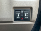 運転席の手元で両側スライドドアの開閉操作が可能です。