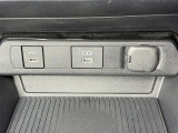 【充電用USB端子】充電用USB端子付き。スマートフォンなどの充電に便利です。