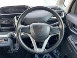 インテリアに合わせたデザインのステアリングは、運転される方のことも考え、運転しやすい形状、大きさです。是非一度、実際に触ってお確かめください。