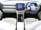 コンパクトなXC40でも上級車種と同様に、縦長式の大型タッチパネルを主体としたインテリア スマートフォン感覚でナビゲーションやオーディオなどを操作できます