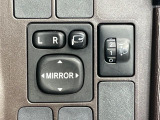 【電動格納ミラー】サイドミラーは電動格納式となっており、狭い駐車場でもキズがつくリスクを抑えられます。