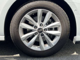 16インチ純正アルミホイール装備 全車両に標準装備の純正アルミホイールは、純正ならではのバランスの良いデザインと、走行安定性をお楽しみ頂けます。