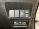 Hondaセンシング用の、VSA(ABS+TCS+横滑り抑制)解除と路外逸脱抑制機能などのオンオフスイッチはハンドルの右側に装備。その下にETCがついています。高速道路の料金所の通過も楽々です。