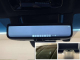 ドライブレコーダー内蔵型デジタルインナーミラーを装備!後席の人や荷物、ヘッドレストの妨げを受けず鮮明な画像で後方確認が出来ます!