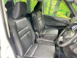 運転席まわりには十分なスペースがあり、大柄な方でもゆったり運転していただける環境です。