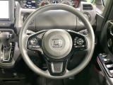 インテリアに合わせたデザインのステアリングは、運転される方のことも考え、運転しやすい形状、大きさです。是非一度、実際に触ってお確かめください。