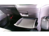 運転席からも助手席からも使いやすい位置にスマホなどを置ける引き出し式トレイを配置。