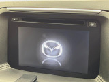 【マツダコネクト】車内の雰囲気にマッチした一体型タイプのディスプレイ。各種車輌設定やBluetooth再生等、様々な機能が楽しめます。専用SDカードのご購入で、ナビ機能も使用出来ます。