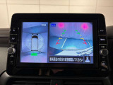 アラウンドビューモニターは真上から見下ろした様に車の周囲を表示することで、駐車時の安全性と利便性を高めます。