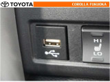 ポータブルオーディオなどの機器を接続して、車両のスピーカーで聞くことができます。