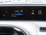 シンプルで見やすいデザインのメーターパネルです。車の情報が表示される大事な場所だからこそ見やすさが大切ですね。