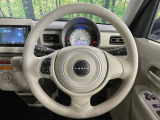 インテリアに合わせたデザインのステアリングは、運転される方のことも考え、運転しやすい形状、大きさです。是非一度、実際に触ってお確かめください。