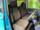 運転席まわりには十分なスペースがあり、大柄な方でもゆったり運転していただける環境です。