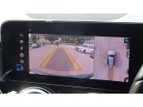 【360度カメラシステム】リバースと連動し、車両後方の映像をディスプレィに表示歪みの少ないカメラにより鮮明な画像で後退の運転操作をサポートします。