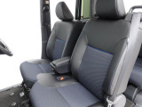 厚みがあって、座り心地のいいソファのようなシート。運転席も助手席もリラックスしてゆったりと座れます。