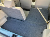 【ラゲッジ】後席は肩部のレバーで簡単に前倒しができて、大きな荷物やたくさん荷物を載せたいときも素早くラゲッジスペースを広くすることができちゃいます♪