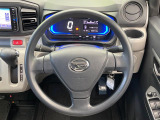 インテリアに合わせたデザインのステアリングは、運転される方のことも考え、運転しやすい形状、大きさです。是非一度、実際に触ってお確かめください。