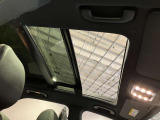パノラミックルーフで明るい車内と開放感あるドライブをお楽しみいただけます。