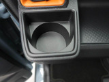 カップホルダーは運転席や助手席からちょうど手の届く位置です!!