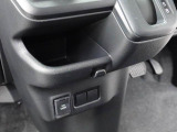 シフトレバーのすぐ下あたりに小物入れが付いています。