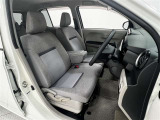 前席はベンチシート!運転席助手席間の移動ができます!
