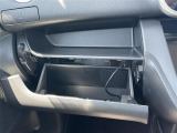 【グローブボックス】大容量のグローブボックスです!!車検証ケース他、日頃使う小物類の収納スペースもたくさんあります!