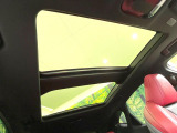 【大型サンルーフ】車内の解放感が一気に上がる大型のパノラマルーフ!季節を問わず開放的で快適なドライブをお楽しみいただけます。流通量も少なく希少価値の高い人気の装備です♪