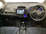 車内は光触媒抗菌消臭施工済です。スタイリッシュなデザインでスポーティなインパネ周りを演出します。グローブボックスやカップホルダーのほかにトレーなどたくさんの収納スペースが付いています。