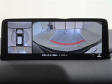 パノラミックビューモニター付きです。車両を上から見たような映像をディスプレイオーディオ画面に表示。運転席からの目視だけでは見にくい、車両周辺の状況をリアルタイムでしっかり確認できます。