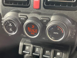 【オートエアコン】一度お好みの温度に設定すれば、車内の温度を検知し風量や温度を自動で調整。暑い&hellip;寒い&hellip;と何度もスイッチ操作をする必要はありません。快適な車内空間には必須の機能ですね♪