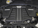 W12気筒、5,998CCのエンジンルーム。唸るようなサウンドをお楽しみください。