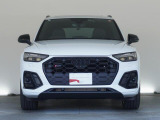 Audiデザインの特徴であるシングルフレームグリルが存在感を主張します。