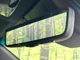 【デジタルインナーミラー】後席の大きな荷物や同乗者で後方が確認しづらい時でも安心!カメラが撮影した車両後方の映像をルームミラー内に表示。クリアな視界で状況の確認が可能です!