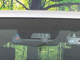 【三菱e-Assist】走行中に前方の車両等を認識し、衝突しそうな時は警報とブレーキで衝突回避と被害軽減をアシスト。より安全にドライブをお楽しみいただけます。