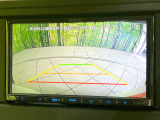 【バックカメラ】駐車時に後方がリアルタイム映像で確認できます。大型商業施設や立体駐車場での駐車時や、夜間のバック時に大活躍!運転スキルに関わらず、今や必須となった装備のひとつです!