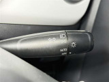 【オートライト】車外の明るさに応じて、自動的にライトの点灯・消灯を行います。