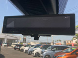 スマートルームミラー◆積載物などで、さえぎられがちなルームミラーの後方視界。車内状況に関わらず車両後方にあるカメラの映像をルームミラーに映し出します!もちろん夜や悪天降雨でもクリアな後方視界を確保!