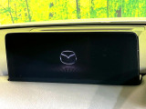 【10.25インチマツダコネクト】車内の雰囲気にマッチした大型ディスプレイ。スマホ接続でのナビ使用やBluetooth再生等、様々な機能が楽しめます。直感的なダイヤル操作が可能で、使い勝手も良好です。