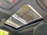 【サンルーフ】開放感たっぷりの希少装備、サンルーフが装着されています!車内に明かりを取り入れたり景色を楽しむ以外にも、車内の空気も簡単に換気できて快適です!